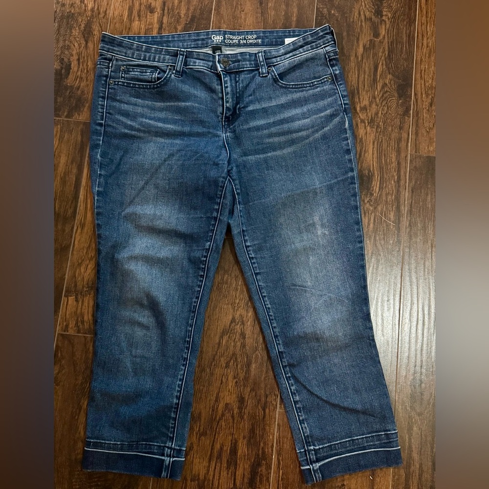 Size 8 Gap Straight Crop Jeans. Side pockets and pockets in back.